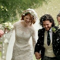 Kit Harington y Rose Leslie bajo una lluvia de arroz