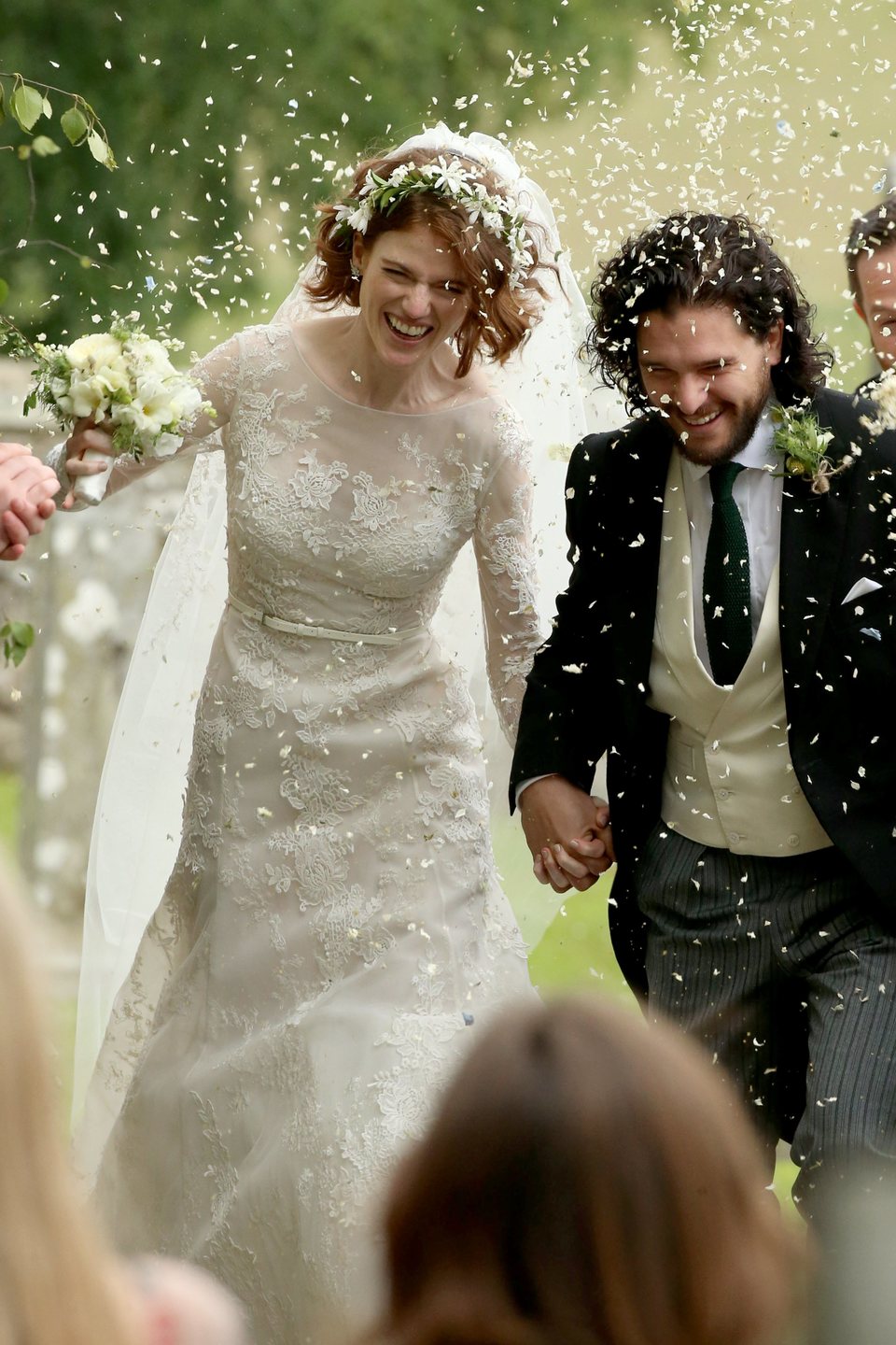 Kit Harington y Rose Leslie bajo una lluvia de arroz