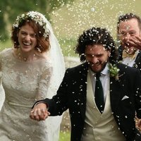 Kit Harington y Rose Leslie sonrientes tras la ceremonia