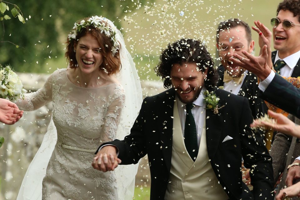 Kit Harington y Rose Leslie sonrientes tras la ceremonia