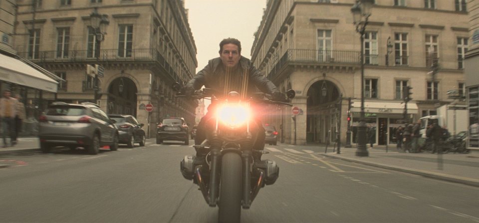 Tom Cruise viaja a toda velocidad por las calles de parís como hizo en 'Misión Imposible: Fallout'