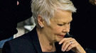 Judi Dench y el director Sam Mendes en una imagen del rodaje de 'Skyfall'