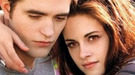 Robert Pattinson y Kristen Stewart posan abrazados en una nueva imagen de 'Amanecer: Parte 2'