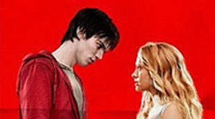 Nicholas Hoult regala flores a Teresa Palmer en el nuevo póster de 'Warm Bodies'