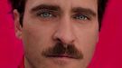 Joaquin Phoenix se enamora de la voz de Scarlett Johansson en el primer tráiler de 'Her'