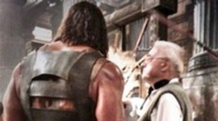 Dwayne Johnson gasta una broma a un miembro del equipo durante el rodaje de 'Hercules: The Thracian Wars'