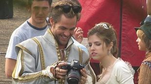 Chris Pine y Anna Kendrick lucen trajes de cuento en el rodaje de 'Into the Woods'