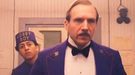 Ralph Fiennes conoce a su nuevo botones en el primer clip de 'El Gran Hotel Budapest'