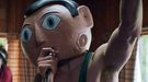 Michael Fassbender y su cabeza de papel maché se presentan en el tráiler de 'Frank'