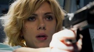 Scarlett Johansson es una mujer de armas tomar en el tráiler de 'Lucy'