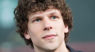 Mientras Jesse Eisenberg habla de Lex Luthor, otros parodian las primeras imágenes de 'Batman vs. Superman'