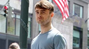 Daniel Radcliffe visto rodeado de perros en el rodaje de 'Trainwreck', de Judd Apatow