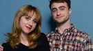 Daniel Radcliffe y Zoe Kazan confunden sentimientos en el tráiler español de 'Amigos de más'