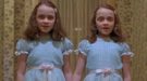 Las gemelas de 'El Resplandor' repiten su inquietante escena desde una exposición sobre Stanley Kubrick