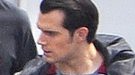 Henry Cavill visto con el nuevo traje de Superman en el rodaje de 'Batman v Superman: Dawn of Justice'