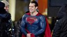 Henry Cavill lleva en brazos a Amy Adams en las nuevas imágenes del rodaje de 'Batman v Superman: Dawn of Justice'