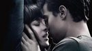 Dakota Johnson y Jamie Dornan, pasión en estado puro en el nuevo cartel de 'Cincuenta sombras de Grey'