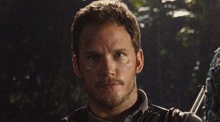 Un velociraptor hace un "photobomb" a Chris Pratt en la nueva imagen de 'Jurassic World'