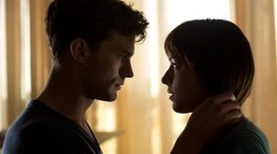 Dakota Johnson, Jamie Dornan y una entrevista incómoda en el segundo clip de 'Cincuenta sombras de Grey'