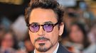 Robert Downey Jr. entrega un brazo biónico de Iron Man a un niño discapacitado