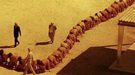 El póster de 'The Human Centipede 3' muestra el ciempiés compuesto por 500 presidiarios