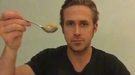 Ryan Gosling se come sus cereales en un video homenaje al creador de los memes