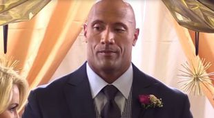 Dwayne Johnson sorprende a un reportero... ¡oficiando su boda!