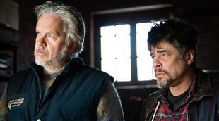 Benicio del Toro encabeza un grupo de cooperantes en el nuevo tráiler de 'Un día perfecto'