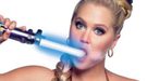 Amy Schumer tiene un affaire con C-3PO y R2-D2 en una sesión de fotos para GQ