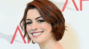 Anne Hathaway responde a la broma de Amy Schumer en 'Y de repente tú' sobre su reacción al ganar el Oscar