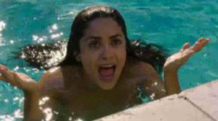 Salma Hayek enseña el culo en el clip de su nueva película junto a Pierce Brosnan