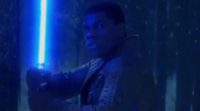 John Boyega estrena sable láser en un nuevo teaser de 'Star Wars: El despertar de la fuerza'