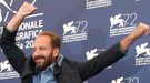 Ralph Fiennes se vuelve viral con su baile en el photocall del Festival de Venecia