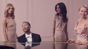 Julianne Moore, Jane Fonda y Eva Longoria rodean a John Legend para cantarle al rosa