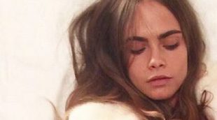 Cara Delevingne posa en top-less para mostrar fidelidad a Superman