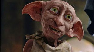 Los fans de Harry Potter dejan medias en la estatua de Dobby