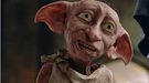 Los fans de Harry Potter dejan medias en la estatua de Dobby