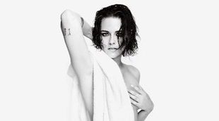 Kristen Stewart y otros actores posan envueltos en una toalla para M. Testino