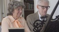 Dos abuelos al piano en un emotivo homenaje a la película 'Up'