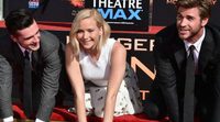 Jennifer Lawrence, Josh Hutcherson y Liam Hemswoth asisten a la ceremonia de huellas en el Teatro Chino de Los Ángeles