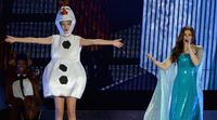 Taylor Swift se viste de Olaf y canta 'Let it go' de Frozen con Idina Menzel en Tampa, Florida