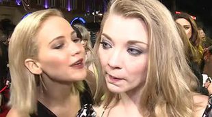 Jennifer Lawrence le roba un beso a Natalie Dormer en la premiere de 'Sinsajo - Parte 2'