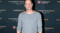 Woody Harrelson se presenta al estreno parisino de 'Sinsajo - Parte 2' en pijama