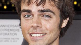 El actor Reid Ewing, de 'Modern Family', confiesa que se sometió a cirugía plástica en repetidas ocasiones