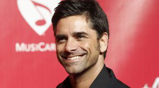 John Stamos de 'Fuller House' enseña el culo para Paper Magazine