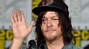 Una fan de 'The Walking Dead' demuestra su amor a Norman Reedus mordiéndole