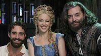 Kylie Minogue canta para desnudar a Joshua Sasse en 'Galavant'