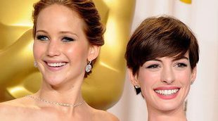 Anne Hathaway defiende a Jennifer Lawrence tras las críticas de los Globos de Oro