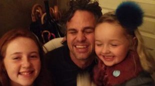 Mark Ruffalo y las niñas que encontraron su cartera perdida, la foto más tierna