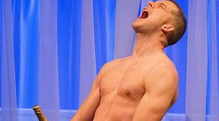 Russell Tovey se disculpa por causar un desmayo... con su torso desnudo